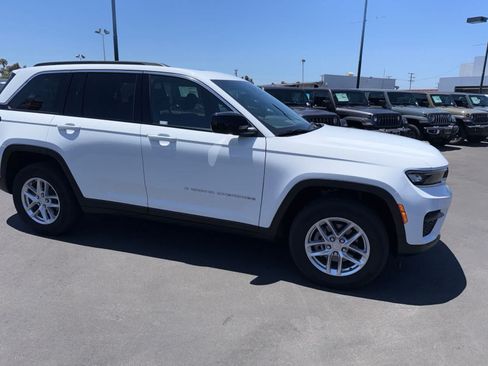 Used 2025 Jeep Grand Cherokee Laredo X RWD image 9
