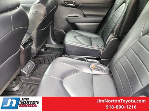 Used 2022 Toyota Highlander XLE image 29