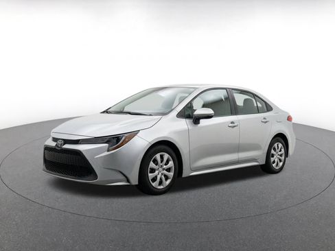 Used 2025 Toyota Corolla LE FWD image 3