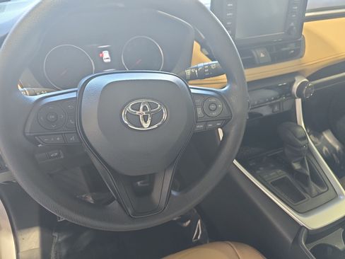 Used 2019 Toyota RAV4 XLE w/ Convenience Package FWD image 17