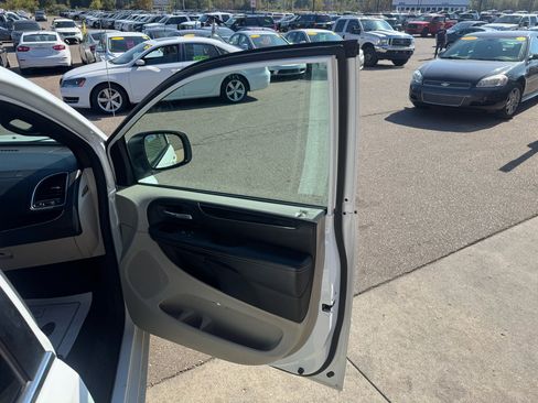 Used 2017 Dodge Grand Caravan SXT image 14