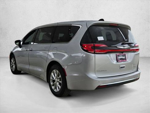 New 2026 Chrysler Pacifica Limited FWD image 9