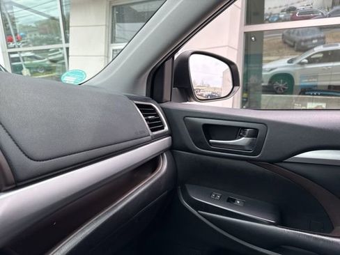 Used 2019 Toyota Highlander XLE AWD/4WD image 15