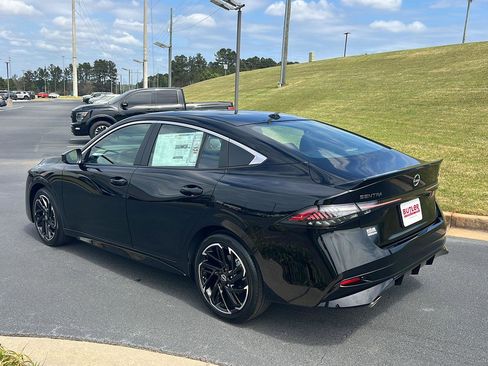 New 2026 Nissan Sentra SR w/ Floor Mat Package FWD image 4