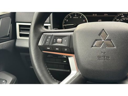 Used 2025 Mitsubishi Outlander SE FWD image 27