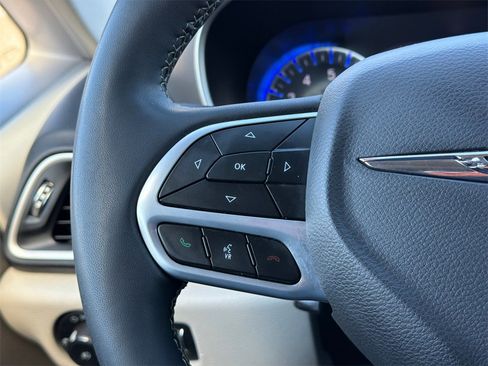 Used 2023 Chrysler Pacifica Touring-L image 25
