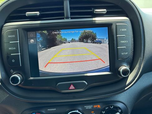 Used 2025 Kia Soul LX w/ LX Technology Package FWD image 23