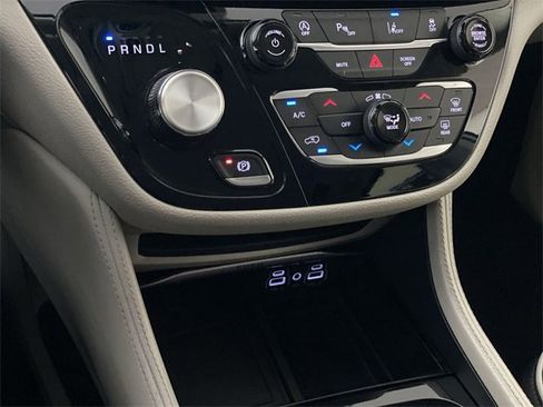Used 2024 Chrysler Pacifica Limited image 23