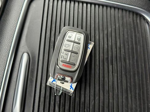 Used 2024 Chrysler Pacifica Limited image 30