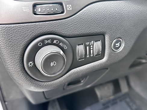 Used 2019 Jeep Cherokee Limited image 21