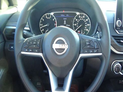 Used 2025 Nissan Altima 2.5 SV image 17