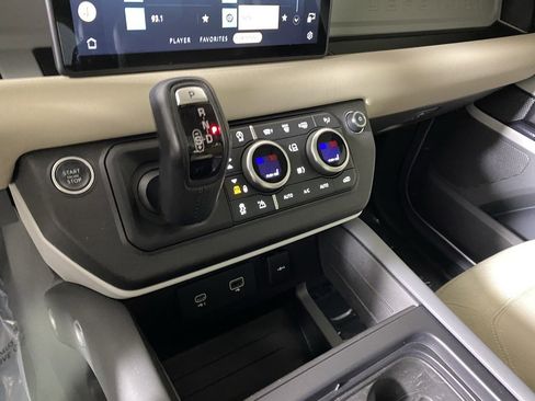 Used 2020 Land Rover Defender 110 SE image 24