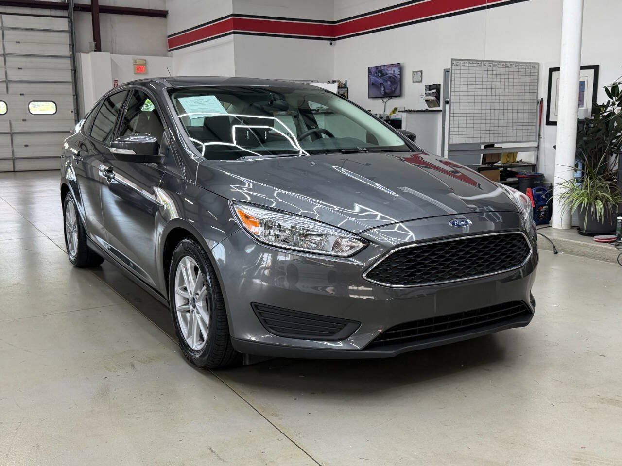 Used 2017 Ford Focus SE FWD image 1