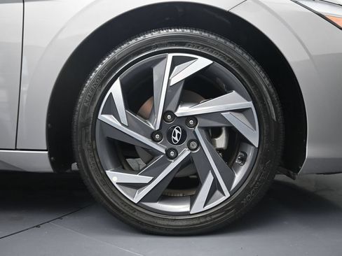 Used 2025 Hyundai Elantra SEL FWD image 5