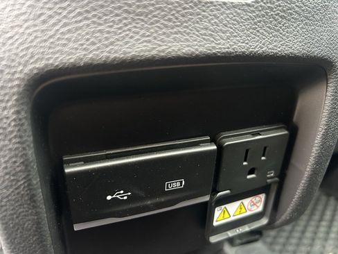 Used 2019 Jeep Cherokee Limited image 29