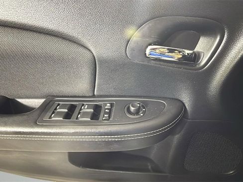 Used 2013 Dodge Avenger SE image 23