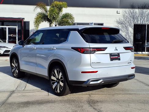 Used 2026 Mitsubishi Outlander SE FWD image 3