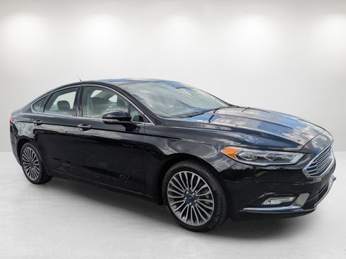 Used 2017 Ford Fusion SE w/ Fusion SE Technology Package image 3