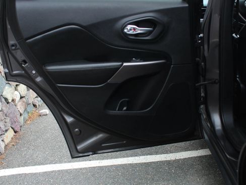 Used 2019 Jeep Cherokee Limited image 14