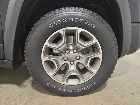 Used 2020 Jeep Cherokee Trailhawk AWD/4WD image 26