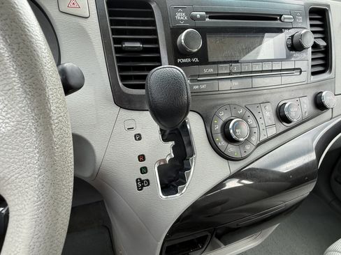 Used 2013 Toyota Sienna L w/ Towing Pkg FWD image 20