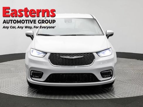 Used 2023 Chrysler Pacifica Touring-L FWD image 2