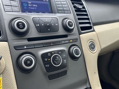 Used 2017 Ford Taurus SE image 19