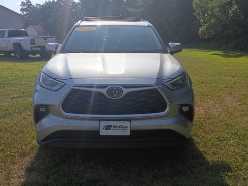 Used 2020 Toyota Highlander XLE AWD/4WD image 2