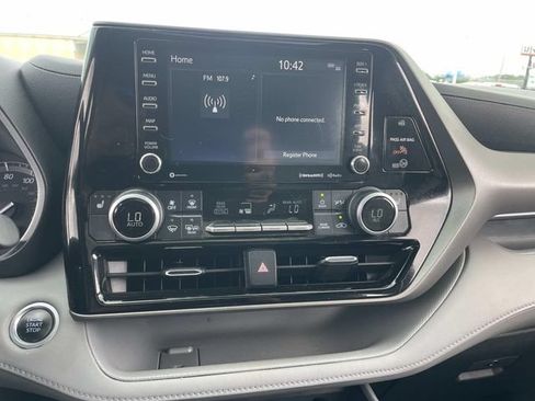 Used 2020 Toyota Highlander XLE AWD/4WD image 25
