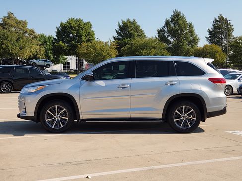 Used 2017 Toyota Highlander XLE AWD/4WD image 3