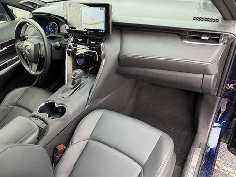 Used 2022 Toyota Venza XLE image 16