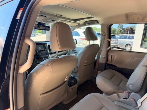 Used 2018 Toyota Sienna XLE w/ XLE Navigation Package FWD image 11