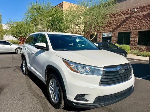Used 2016 Toyota Highlander LE FWD image 3