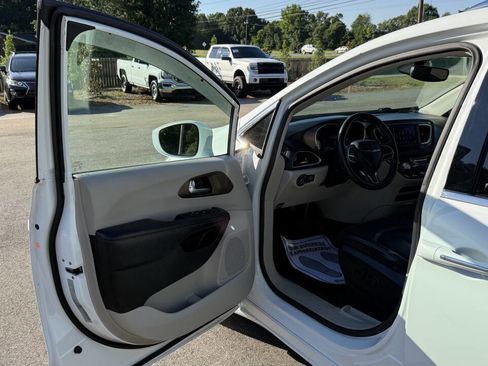 Used 2019 Chrysler Pacifica Touring-L FWD image 10