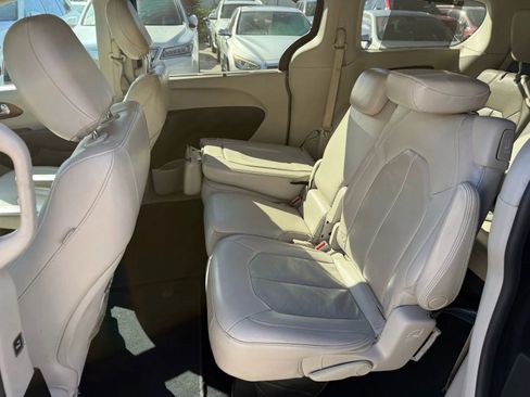 Used 2017 Chrysler Pacifica Touring-L image 11