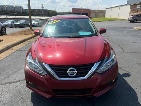 Used 2017 Nissan Altima 2.5 SV w/ Convenience Package FWD image 2