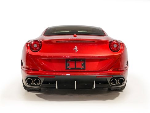 Used 2015 Ferrari California T RWD image 5