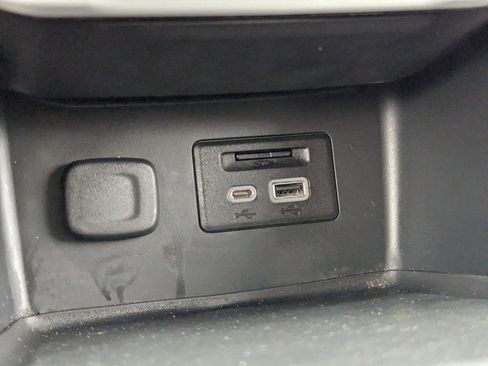 Used 2023 GMC Acadia SLT image 28