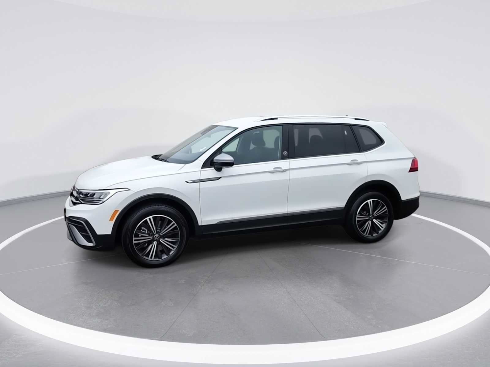 Used 2024 Volkswagen Tiguan Wolfsburg Edition AWD/4WD image 4