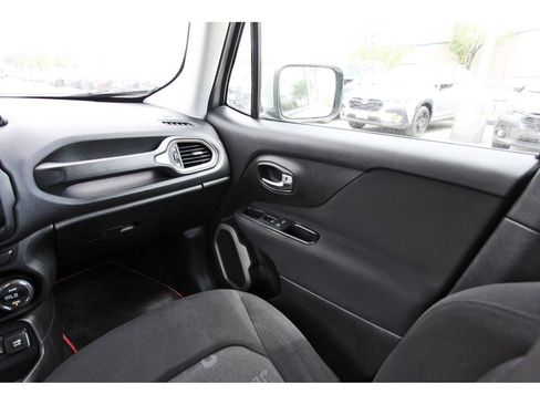 Used 2015 Jeep Renegade Latitude w/ Popular Equipment Group image 10