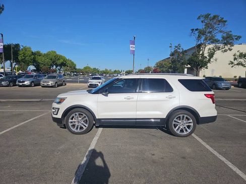 Used 2017 Ford Explorer XLT w/ Equipment Group 202A FWD image 4