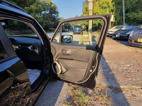 Used 2015 Jeep Renegade Latitude w/ Cold Weather Group AWD/4WD image 33