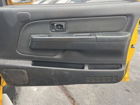 Used 2001 Nissan Frontier SE image 23