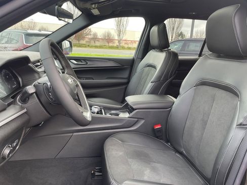 New 2025 Jeep Grand Cherokee Altitude image 8