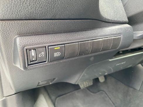 Used 2025 Toyota Corolla SE FWD image 18