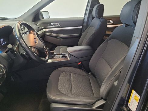 Used 2017 Ford Explorer XLT w/ Equipment Group 201A FWD image 17