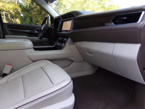 Used 2021 GMC Yukon XL Denali w/ Denali Premium Package image 28