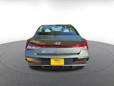 Used 2025 Hyundai Elantra Limited image 3