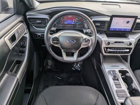 Used 2022 Ford Explorer XLT image 13