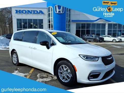 Used 2024 Chrysler Pacifica Touring-L image 1